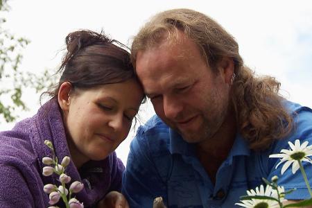 Michi und Simon pflanzen zum Abschied einen Rittersporn