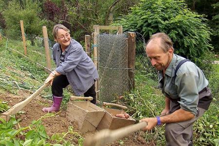 Ulrich und Elke ernten auf dem steilen Hang Kartoffeln