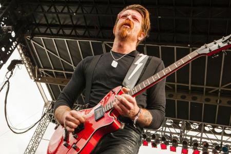 Der Frontmann der Eagles of Death Metal, Jesse Hughes, während eines Konzerts in Chicago Der Frontmann der Eagles of Death Metal, Jesse Hughes, während eines Konzerts in Chicago