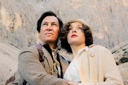 Luis Trenker (Tobias Moretti) und Leni Riefenstahl (Brigitte Hobmeier) bewundern das Bergpanorama Luis Trenker (Tobias Moretti) und Leni Riefenstahl (Brigitte Hobmeier) bewundern das Bergpanorama