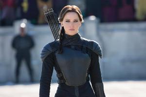 Katniss Everdeen (Jennifer Lawrence) zieht in ihre letzte Schlacht