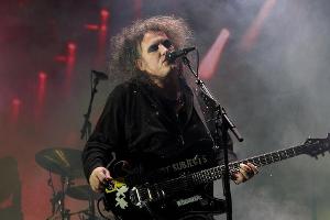 Sänger Robert Smith und seine Kollegen von The Cure geben 2016 auch sechs Konzerte in Deutschland