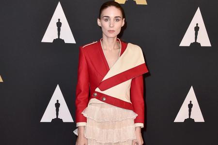 Rooney Mara in einem modischen Zweiteiler auf dem roten Teppich der Governors Awards Rooney Mara in einem modischen Zweiteiler auf dem roten Teppich der Governors Awards