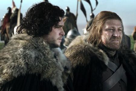 Serienfamilie: Jon Snow (li., Kit Harington) und Ned Stark (Sean Bean) in Serienfamilie: Jon Snow (li., Kit Harington) und Ned Stark (Sean Bean) in