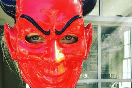 Gwyneth Paltrow mit einer Satansmaske Gwyneth Paltrow mit einer Satansmaske