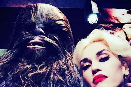 Ein Selfie mit Chewbacca muss sein: Gwen Stefani bei einem Ausflug ins Disneyland Ein Selfie mit Chewbacca muss sein: Gwen Stefani bei einem Ausflug ins Disneyland