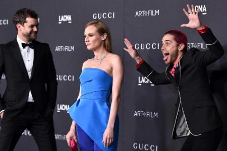 Jared Leto (r.) schneidet hinter Diane Kruger Grimassen - deren Freund Joshua Jackson (l.) findet's lustig Jared Leto (r.) schneidet hinter Diane Kruger Grimassen - deren Freund Joshua Jackson (l.) findet's lustig