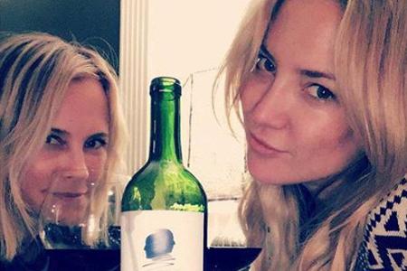 Kate Hudson (r.) und ihre Schwägerin lassen es sich mit Reese Witherspoons Wein gutgehen Kate Hudson (r.) und ihre Schwägerin lassen es sich mit Reese Witherspoons Wein gutgehen