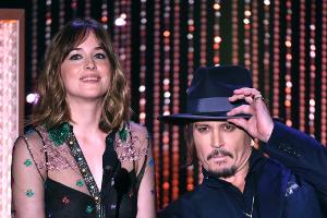 Dakota Johnson: Ohne BH auf der Bühne