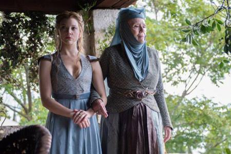 Olenna Tyrell (Diana Rigg, rechts) will ihre Enkelin Margaery (Natalie Dormer) beschützen Olenna Tyrell (Diana Rigg, rechts) will ihre Enkelin Margaery (Natalie Dormer) beschützen