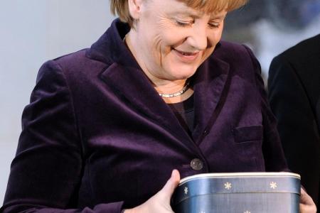 Auch Angela Merkel freut sich über Geschenke Auch Angela Merkel freut sich über Geschenke