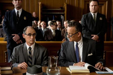 Ob das gut ausgeht? Spion Rudolf Abel (Mark Rylance,l.) wird vom Versicherungsanwalt James Donovan (Tom Hanks) vertreten Ob das gut ausgeht? Spion Rudolf Abel (Mark Rylance,l.) wird vom Versicherungsanwalt James Donovan (Tom Hanks) vertreten