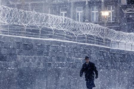 Kalter Krieg, kalte Stadt: James Donovan (Tom Hanks) an der Berliner Mauer
