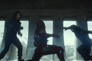 Captain America (Chris Evans, r.) und Bucky Barnes (Sebastian Stan, l.) nehmen sich Iron Man (Robert Downey Jr.) vor