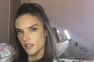 Schummelt Alessandra Ambrosio beim Selfie?