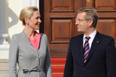 Ex-Bundespräsident Christian Wulff (56) und seine Bettina (41) überraschten mit ihrem Liebes-Comeback. Ein Paar waren die be...