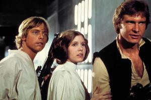 Prinzessin Leia (Carrie Fisher) zwischen Luke Skywalker (Mark Hamill) und Han Solo (Harrison Ford)