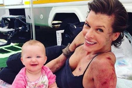 Tochter Dashiel besucht Mama Milla Jovovich beim Dreh Tochter Dashiel besucht Mama Milla Jovovich beim Dreh