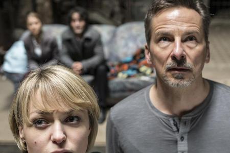 Kommissarin Heller (Lisa Wagner, l.) und Quentin Jahn (David C. Bunners, r.) sind von Gangstern in einer Bank als Geisel gen... Kommissarin Heller (Lisa Wagner, l.) und Quentin Jahn (David C. Bunners, r.) sind von Gangstern in einer Bank als Geisel gen...