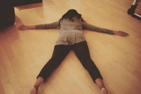 Zoe Saldana macht ihr Nickerchen auch mal auf dem Boden, Hauptsache schlafen Zoe Saldana macht ihr Nickerchen auch mal auf dem Boden, Hauptsache schlafen