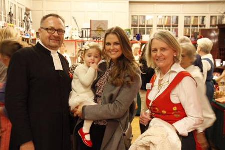 Prinzessin Madeleine (Mitte) und ihre Tochter Prinzessin Leonore bei der Eröffnung des Weihnachtsmarkts in London Prinzessin Madeleine (Mitte) und ihre Tochter Prinzessin Leonore bei der Eröffnung des Weihnachtsmarkts in London