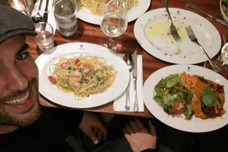 Elyas M´Barek beim Essen mit Freunden Elyas M´Barek beim Essen mit Freunden