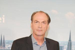 Herbert Knaup findet sich großzügig
