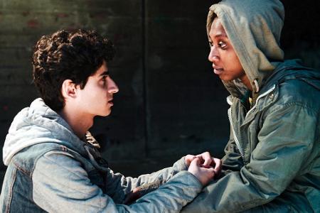 Die beiden Jugendlichen Navid (Rauand Taleb) und Jola (Marie-Hélène Boyd) sind als Minderjährige ohne ihre Eltern in die Sch... Die beiden Jugendlichen Navid (Rauand Taleb) und Jola (Marie-Hélène Boyd) sind als Minderjährige ohne ihre Eltern in die Sch...