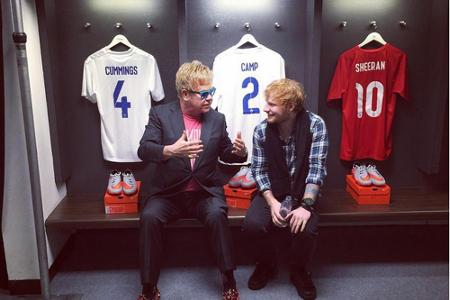 Gespräch von Star zu Star: Ed Sheeran und Elton John scheinen sich gut zu verstehen. Wer weiß, worauf die Fans sich da freue... Gespräch von Star zu Star: Ed Sheeran und Elton John scheinen sich gut zu verstehen. Wer weiß, worauf die Fans sich da freue...
