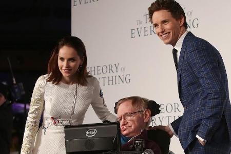 Felicity Jones und Eddie Redmayne mit Stephen Hawking bei der UK-Premiere von 
