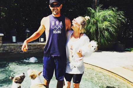 US-Schauspielerin Kaley Cuoco und Ehemann Ryan Sweeting machen bei den heißen Temperaturen alles richtig: Gemeinsam mit ihre... US-Schauspielerin Kaley Cuoco und Ehemann Ryan Sweeting machen bei den heißen Temperaturen alles richtig: Gemeinsam mit ihre...