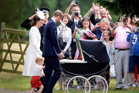 Schaulustige winken den britischen Royals zu Schaulustige winken den britischen Royals zu