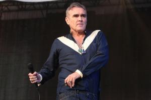 Mann fasst Morrissey am Flughafen an den Penis