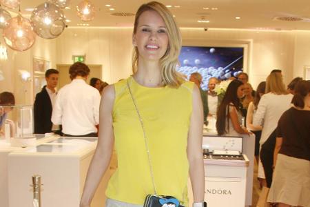 Mit diesem Outfit trotzt Monica Ivancan den heißen Temperaturen lässig und trendbewusst