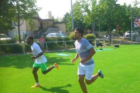 Samy Khedira (r.) beim Training mit Cacau
