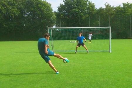 Auf dem Platz kann der Fußballer richtig Dampf ablassen