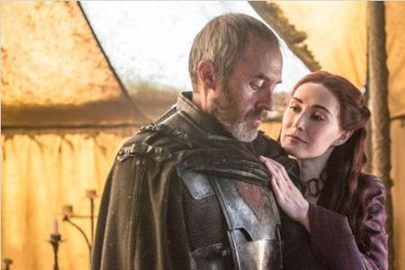 Stannis Baratheon (Stephen Dillane) neben Lady Melisandre (Carice van Houten) Stannis Baratheon (Stephen Dillane) neben Lady Melisandre (Carice van Houten)