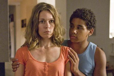 Marie (Lisa Martinek) ist geschockt, als sie vom plötzlichen Tod ihres Mannes erfährt. Steven (Diego Alvarez) versucht zu tr... Marie (Lisa Martinek) ist geschockt, als sie vom plötzlichen Tod ihres Mannes erfährt. Steven (Diego Alvarez) versucht zu tr...