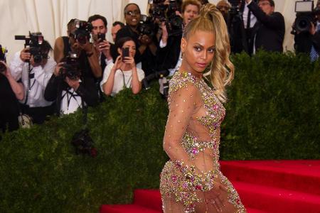 Beyoncé Knowles ist eine Powerfrau, die ihren eigenen Weg geht - wie hier mit hauchdünnem, fast durchsichtigen Dress bei der... Beyoncé Knowles ist eine Powerfrau, die ihren eigenen Weg geht - wie hier mit hauchdünnem, fast durchsichtigen Dress bei der...