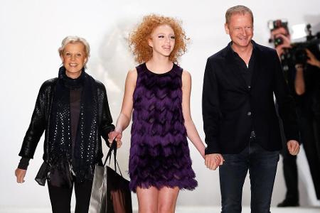 Fashion-Week-Debüt: Anna Ermakova (Mitte) und Riani-Chef-Designer Ulrich Schulte auf dem Runway Fashion-Week-Debüt: Anna Ermakova (Mitte) und Riani-Chef-Designer Ulrich Schulte auf dem Runway