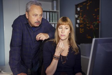 Stubbe (Wolfgang Stumph) und Kollegin Rosinsky (Helene Grass) bei der Recherche im Netz Stubbe (Wolfgang Stumph) und Kollegin Rosinsky (Helene Grass) bei der Recherche im Netz