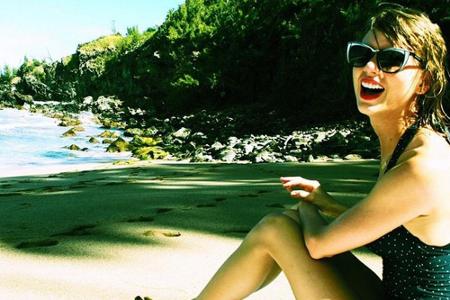 Taylor Swift hat gut Lachen - ihr Make-up verträgt offenbar auch einen feuchtfröhlichen Tag am Strand Taylor Swift hat gut Lachen - ihr Make-up verträgt offenbar auch einen feuchtfröhlichen Tag am Strand