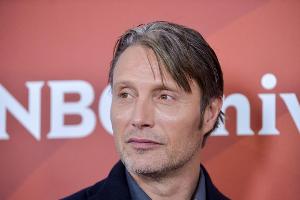 Mads Mikkelsen ohne Locken und Schnurrbart