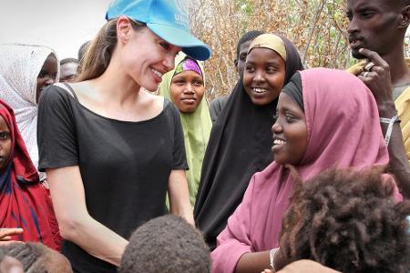 UNHCR-Botschafterin Angelina Jolie beim Besuch eines Flüchtlings-Camps in Kenia UNHCR-Botschafterin Angelina Jolie beim Besuch eines Flüchtlings-Camps in Kenia