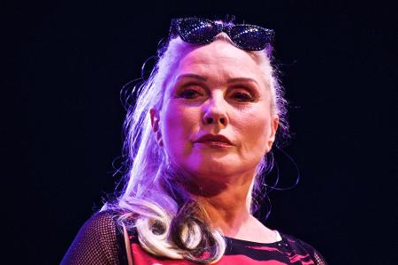 Debbie Harry bei einem Auftritt im Juni 2015 Debbie Harry bei einem Auftritt im Juni 2015