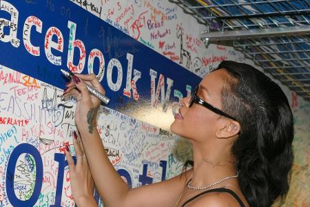 Können User Rihanna-Songs bald auch via Facebook bestellen? Können User Rihanna-Songs bald auch via Facebook bestellen?