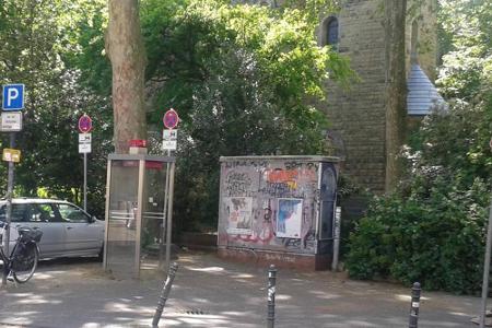 Die Bombendrohung kam aus dieser Kölner Telefonzelle Die Bombendrohung kam aus dieser Kölner Telefonzelle