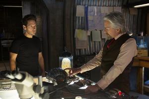 Hank Pym (Michael Douglas,r.) erklärt Scott Lang (Paul Rudd), was es mit dem Ant-Man-Anzug auf sich hat