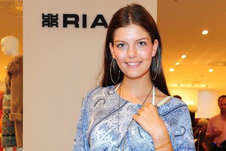 Vanessa Fuchs genießt ihr neues Leben als Model: Auf der Berlin Fashion Week durfte sie unter anderem für das Label Riani la... Vanessa Fuchs genießt ihr neues Leben als Model: Auf der Berlin Fashion Week durfte sie unter anderem für das Label Riani la...