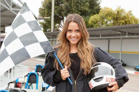 Bei einem Kartrennen möchte Alisa gleich zehn Männer auf ihre Sportlichkeit überprüfen Bei einem Kartrennen möchte Alisa gleich zehn Männer auf ihre Sportlichkeit überprüfen